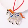 Amazon Navidad Regalo Pequeño Rayas Caballo Pedrería Metal Colgante Árbol de Navidad Creativo Escena de Ventana Disposición de Atmósfera