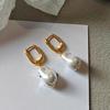 Pendientes de perlas irregulares exageradas de estilo europeo y americano con hebilla de oreja de perla de imitación extraterrestre, estilo barroco retro de latón con temperamento francés para mujer