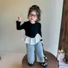 Camiseta larga de manga larga a la moda para niña, estilo coreano, con ribete de encaje, nueva colección otoño 2026, top moderno para niñas pequeñas, adecuada para primavera y otoño