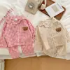 Conjunto de ropa de estar coreana de moda para niños, para primavera, verano y otoño, con un lindo diseño de oso de dibujos animados, mangas largas y un patrón a cuadros, perfecto para pijamas de bebé