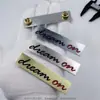 Muebles Logo Logo Inglés Punto Insignia de Pintura Insignia de Trabajo en Equipo con Diseño Cóncavo y Convexo de Partículas Granuladas Esmeriladas Picadas