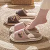 Lindas pantuflas de lino con oso para mujer, nuevo estilo casero de interior, engrosadas, antideslizantes, resistentes al desgaste, suela suave, silenciosas, pantuflas de pareja para hombre