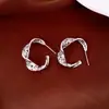 Pendientes de botón redondos huecos de plata trenzada Diseño de nicho Pendientes vintage Accesorios de pendientes simples, versátiles y modernos