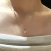 La nueva colección de Zhoujia de collares y pendientes con colgante de oveja de cristal de hielo, que presenta un pequeño diseño de oveja al estilo de la joyería zodiacal de oro y plata de Yunnan.