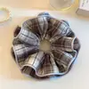Scrunchie de camada dupla xadrez marrom estilo coreano com franja, adequado para coques estilo universitário femininos, acessório de cabelo versátil e versátil