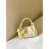 Bolsos exquisitos al por mayor con forma de nube amarilla para mujer, nueva colección de verano 2026, de alta gama, ligeros y elegantes, tipo bandolera