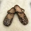 Sapatos de Dança de Ballet 2026 Primavera Novo Estilo Slip-On Vazados Estampa de Leopardo Tamancos Sapatos Preguiçosos 2026 Novos Sapatos de Sola Grossa