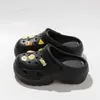 Sapatos femininos de sola grossa e com furos, novo estilo de sandálias de praia antiderrapantes com bico alto para mulheres, verão 2024