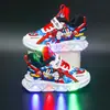 Sapatos masculinos no atacado com luzes 2026 primavera e outono novos malha respirável tênis de corrida estilosos versáteis sapatos de sola macia para meninos