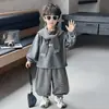 Traje de Dos Piezas Rayado con Cuello Alto y Chal para Niños Primavera y Otoño 2026 Nuevo de Otoño Versátil de Moda Casual