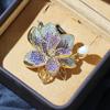 Atmósfera elegante microincrustación de circonita degradado azul morado broche de flor de loto pin de flor de perla de agua dulce de alta calidad