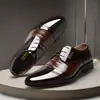 Sapatos de Couro Masculino Transfronteiriços 2024 Novos Jovens Bico Apontado Face Brilhante Sapatos Sociais de Negócios Cadarço Trabalho Sapatos Masculinos