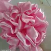 Grande bola de flores vermelhas, cerimônia de corte de fita para inauguração, casamento, inauguração, hortênsia vermelha, carro de casamento, carro novo, entrega de carro, casamento, inauguração de casa, grande flor vermelha
