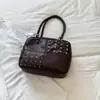 Bolso de mano con remaches nuevo para principios de otoño de 2026, alto valor estético, gran capacidad, adecuado para ir al trabajo, color sólido, dulce y fresco, bolso de hombro único y simple