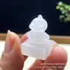 Jade Natural de Tianshan Esculpido em Três Dimensões Leão Animal de Estimação Fofo Carimbo Pequeno Ornamento Pingente Gravação Carimbando Acessório Atacado em Estoque