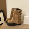 Botas de tornozelo da moda com fivela de cinto que aumenta a altura, perfeitas para mulheres baixinhas, versáteis com calças, sola grossa, estilo de rua, coleção outono/inverno 2026, botas curtas 'hot girl' para mulheres