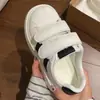 Zapatillas blancas de Velcro para niñas con suela gruesa, zapatos blancos para estudiantes, mocasines que aumentan la altura para chicas mayores, nuevo modelo de primavera