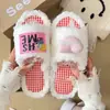 Chinelos Peludos Macios Estilo Doce Fofo para Mulheres 2026 Outono/Inverno Novos Alta Aparência Conforto Caseiro Slip-on Chinelos de Algodão
