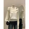Suéter de punto elegante y asimétrico de manga larga para mujer, estilo coreano, colección otoño 2026, con un elegante diseño de hombros descubiertos