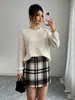 Conjunto de dos piezas europeo y americano para mujer 2026: Suéter de punto grueso a rayas verticales color blanco roto + Pantalones de cuadros marrones y negros de cintura alta vintage