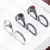 Conjunto de anéis de casal com caveira em estilo dark, duas peças, textura vintage e zircônias com quatro garras. Venda por atacado internacional.