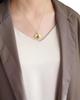 Colgante de jade con incrustaciones de oro Ruyi Xiangyun, chapado en latón, color dorado, con tecnología dorada, collar de calcedonia verde con efecto arenado para mujer