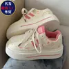 Zapatos blancos de suela gruesa para aumentar la altura para mujer 2026 nuevos zapatos de plataforma de primavera ins de moda versátiles de nicho casual zapatos de pan