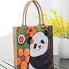 [En Stock, Entrega Rápida] Bolsa Panda del Correo del Pueblo Bolsa de Compras de Fieltro Estampada Bolso de Mano Producto Cultural y Creativo de Moda