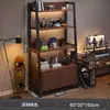 Estantería de pie, estantería de varios niveles, gabinete de almacenamiento junto al escritorio de computadora en la sala de juegos, estante de exhibición con forma de escalera de hierro