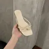 Primer Encuentro con las Sandalias de Tanga Minimalistas Estilo Francés para Mujer, Adecuadas para Uso Exterior en Verano, Superficie de Terciopelo 2026, Suave Brisa Nocturna, Correas Finas de Playa