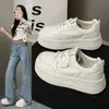 Zapatos casuales para estudiantes mujeres, modelo nuevo de otoño ins de caña baja 2026, zapatillas blancas versión coreana, zapatos de lona deportivos con suela gruesa para aumentar la altura