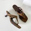Sandalias de Tacón de Aguja Minimalistas Estilo Retro con Tira de Dedo para Mujer 2026 Nuevo Modelo Sandalias Versátiles de Tacón Alto para Uso en Exteriores