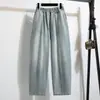 Foto real de jeans harem para mujer 2026, estilo zanahoria, adelgazantes, talla grande, corte holgado, corte recto de otoño, azul claro, pantalones dad cropped