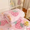 Manta Suave de Franela con Estampado Floral para Cama y Sofá, Decoración Ligera para el Hogar, Diseño Temático de Fresas, Tejido Amigable con la Piel