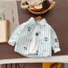 Jaqueta Camisa Patchwork Listrada para Meninos Primavera e Outono Infantil Manga Longa Bordado Cartoon Versátil Gola Lapela Jaqueta Camisa