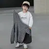 Conjunto de Três Peças com Capuz Listrado para Meninos Primavera e Outono Estilo Coreano Roupa Estilosa e Descolada Infantil Roupas da Moda para Bebê para Exportação