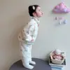 Pijama infantil de fleece de coral, espessado para outono e inverno, modelo novo, conjunto de flanela para meninas e bebês, roupa de ficar em casa com gola alta para meninas