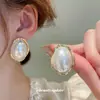 Pendientes Florales Geométricos con Tachuelas de Diamante Aguja Plateada, Pendientes Versátiles de Tendencia de Nicho Únicos y de Moda, Pendientes de Lujo Ligero de Gama Alta para Mujer