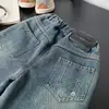 Calça jeans forrada com fleece para meninos 2026 novo estilo espesso calça comprida infantil outono e inverno calça versátil estilosa