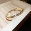 Pulseira Redonda de Aço Titânio Totalmente Cravejada em Diamante Estilo Francês, Pulseira Simples e Fashion de Luxo Leve, Senso de Design, Joia Versátil e Única para Públicos de Nicho