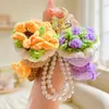 Chaveiro de buquê de corrente de pérolas flor de crochê feita à mão pingente de buquê acessórios de bolsa para casal pequeno presente atacado