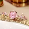 Novo Relógio Feminino Estiloso e Fashion com uma Pulseira de Trevo na Moda Estilo Ins, Relógio Cravejado com Diamantes com uma Pulseira de Puxar