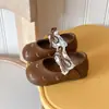 Zapatos de princesa para niñas estilo nuevo, dulces zapatos de piel para bebé de 2026 para niños, zapatos planos de suela blanda para niñas con lazos y diseños de corazón para primavera y otoño