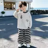 2148 Conjunto de Sudadera de Otoño para Niños 2026 Nueva Moda Pantalones Rayados Infantiles Conjunto de Dos Piezas Primavera y Otoño Tendencia Callejera