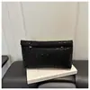 Bolsa de mão simples para mulheres, novo modelo 2026, estilosa e elegante, bolsa pequena versátil de cor sólida, porta-moedas simples da moda, bolsa de noite