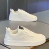 Sapatos Masculinos de Verão Novo Estilo Tênis Brancos Respiráveis Estilo Coreano Masculino Tendência Versátil Solado Grosso Tênis Esportivo Casual Sapatos da Moda