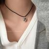 Colar de pingente de amor de metal de corda tecida longa Coreia do Sul feminina Nicho Personalidade retrô Colar elegante simples para todos os jogos
