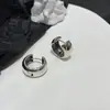 Pendientes Abiertos con Hebilla de Oreja Distintiva Retro Francesa 2025 Nuevo Estilo Simples Elegantes Pendientes Metálicos Esmaltados en Forma de C para Mujer