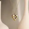 Colar Gargantilha Europeu e Americano de Aço Inoxidável Dourado com Pingente de Coração Tridimensional, Laço e Cereja para Mulheres - Venda por Atacado