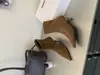 Botas curtas justas de camurça com patchwork, salto alto fino e bico fino, botas curtas estilosas de outono 2026 para combinar com saias